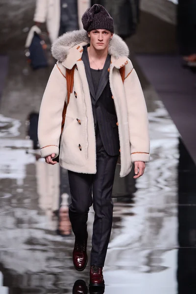Look 16